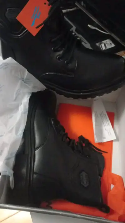Botas negras tipo militar - miniatura 1
