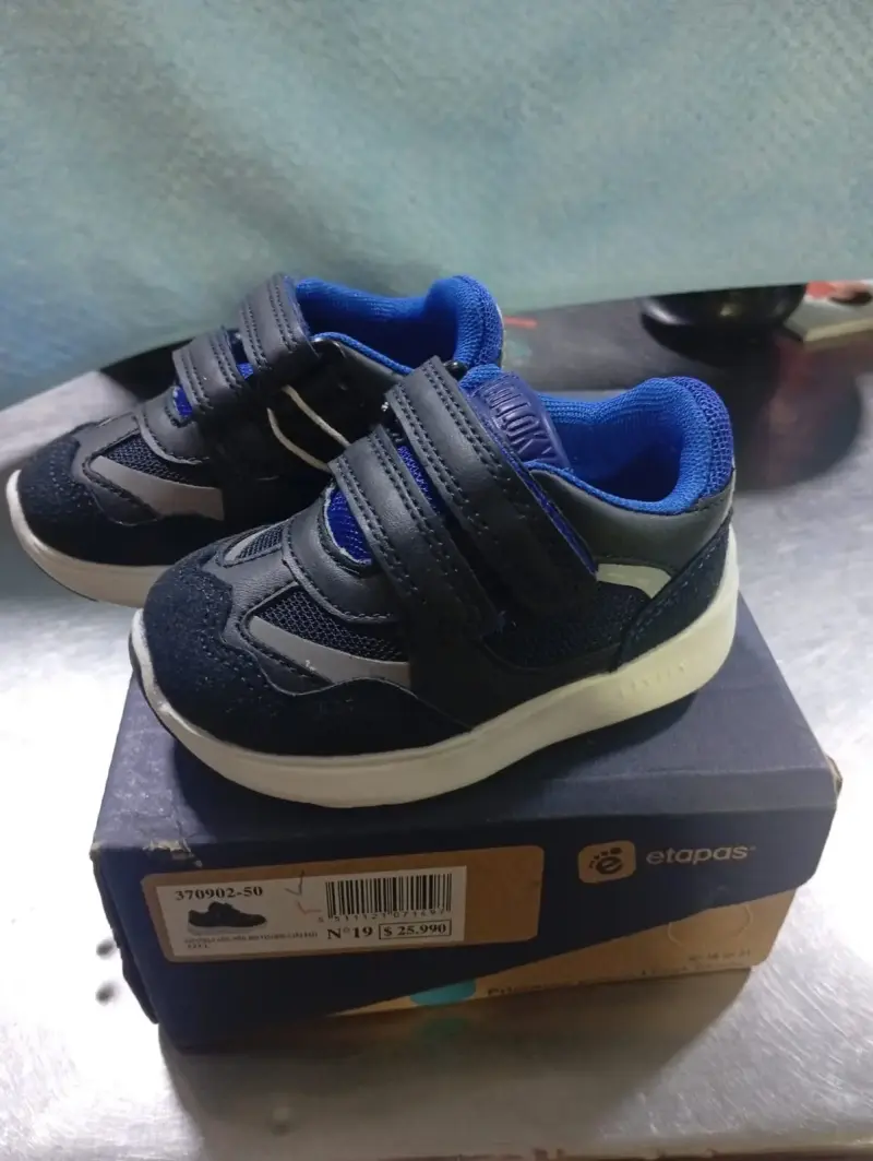 Zapatillas deportivas para niños azul.