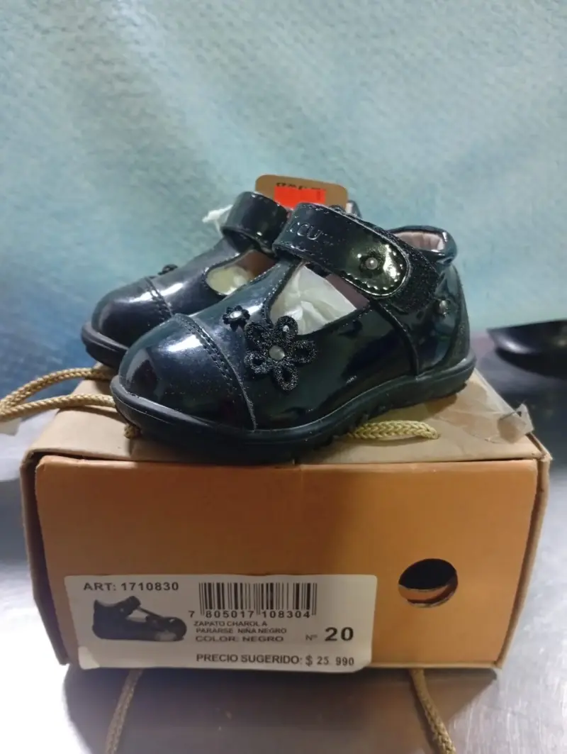 Zapatos de charol negro para niña talla 20