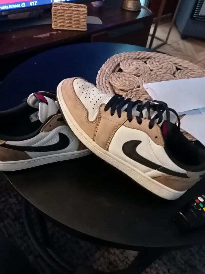 Zapatillas Air Jordan 1 Low beige y negro - 1
