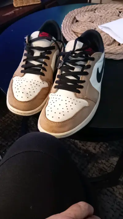 Zapatillas Air Jordan 1 Low beige y negro - miniatura 2