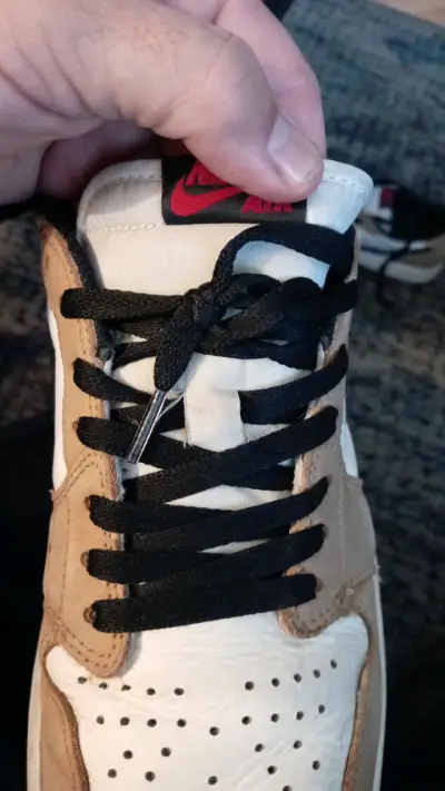 Zapatillas Air Jordan 1 Low beige y negro - miniatura 4