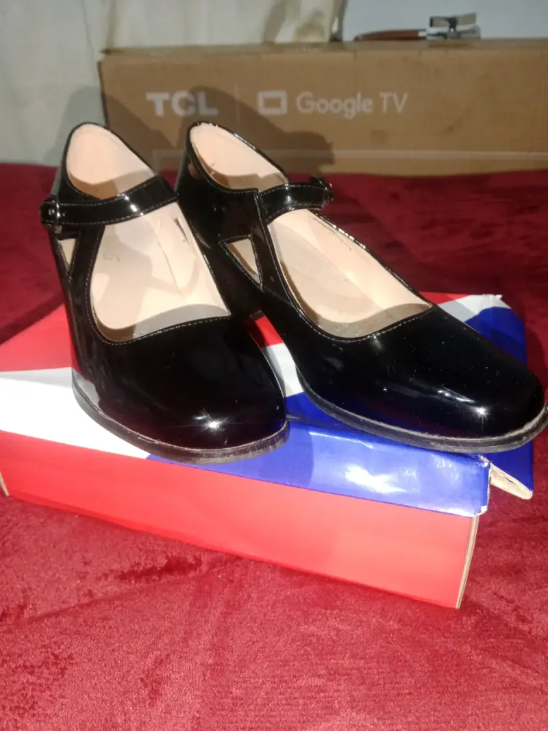 Zapatos de charol negro con hebilla para mujer - 1