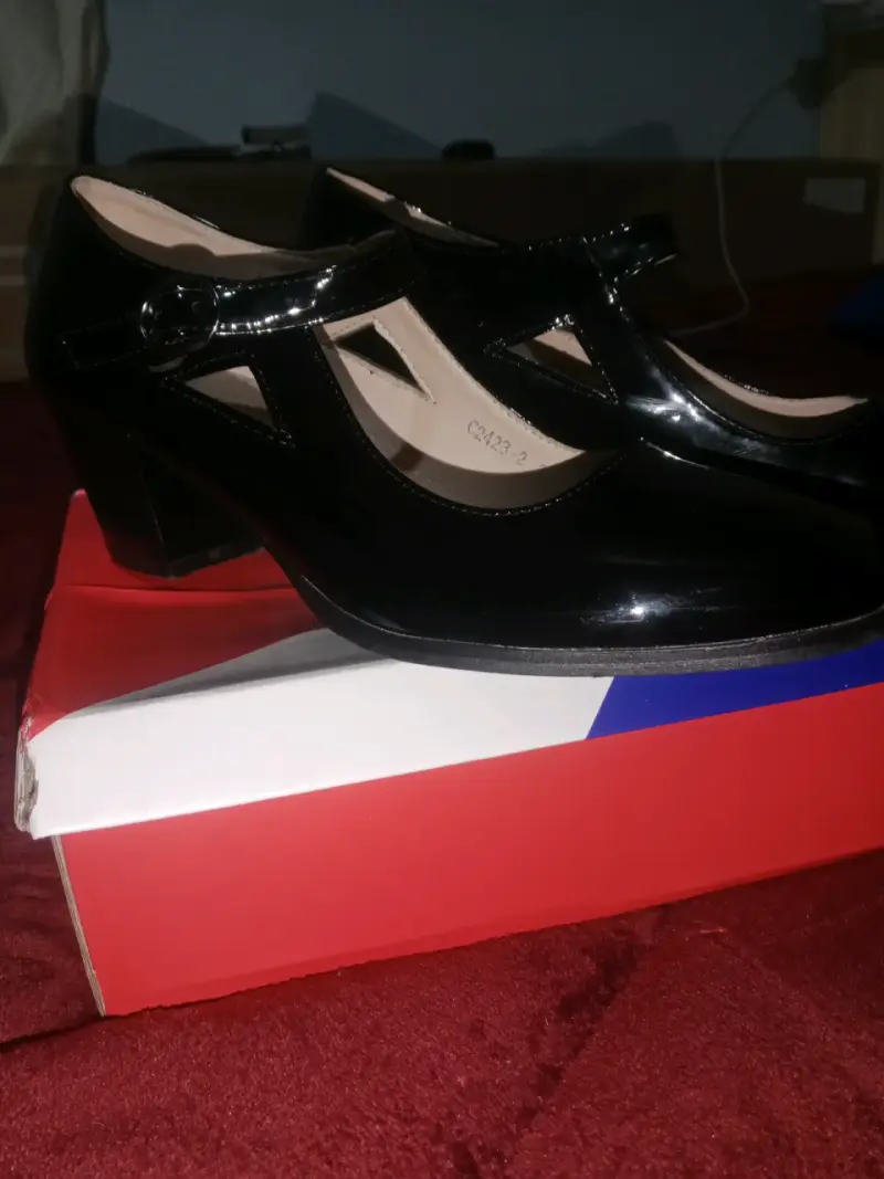 Zapatos de charol negro con hebilla para mujer - 2