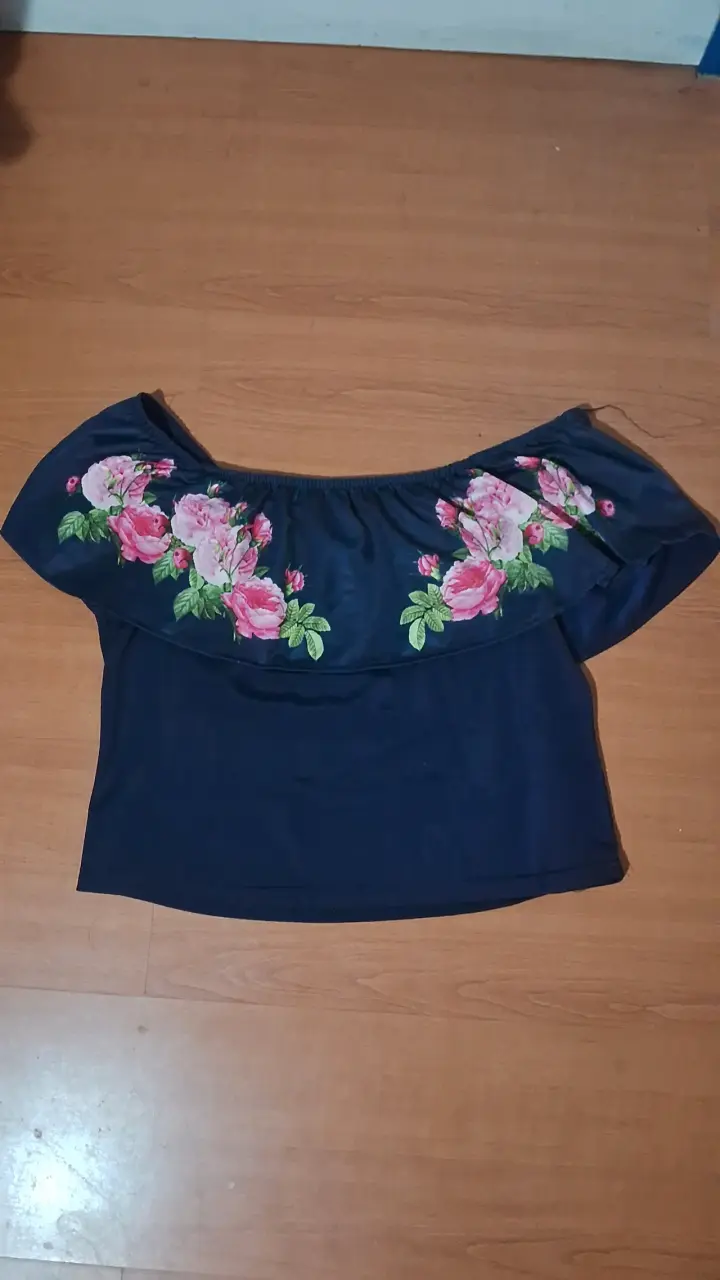 Blusa azul con flores bordadas