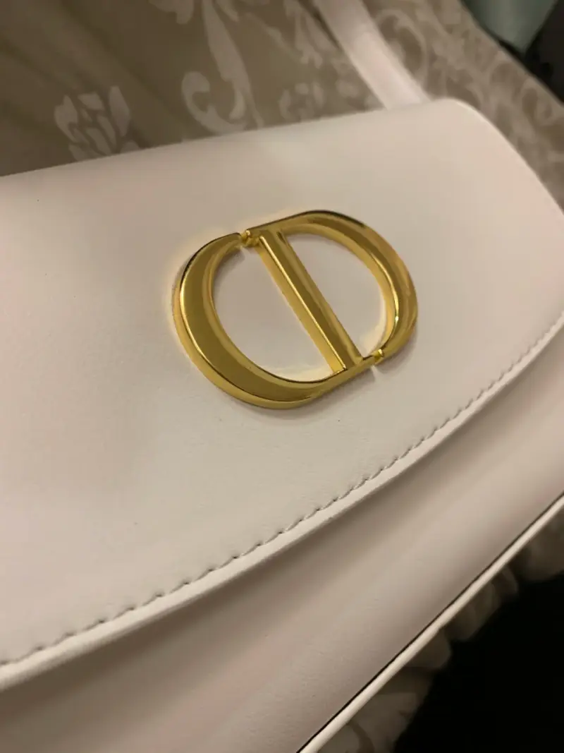 Cartera con logo dorado estilo Dior - 2