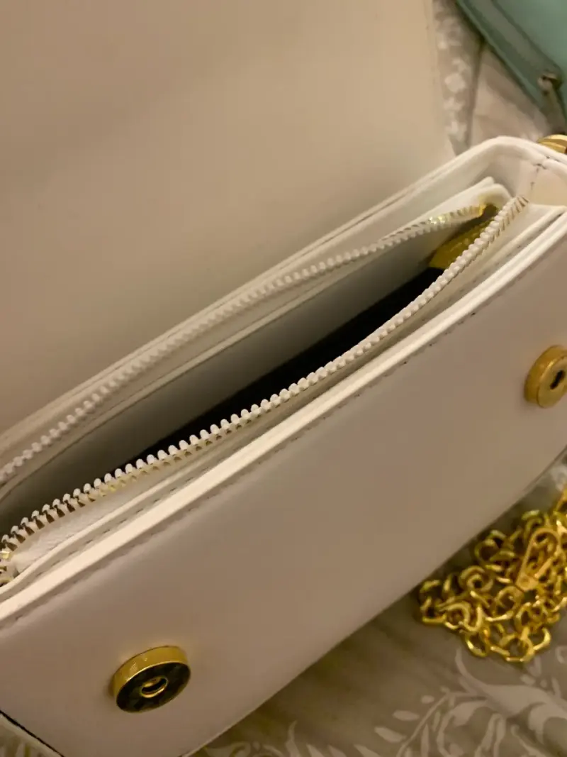 Cartera con logo dorado estilo Dior - 3