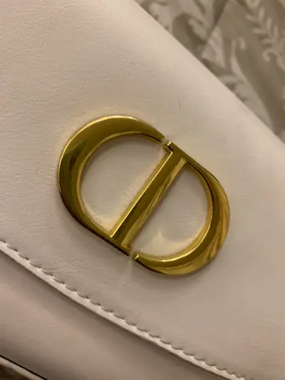 Cartera  con logo dorado estilo Dior - miniatura 4