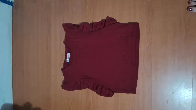 Polera burdeo con volantes en hombros