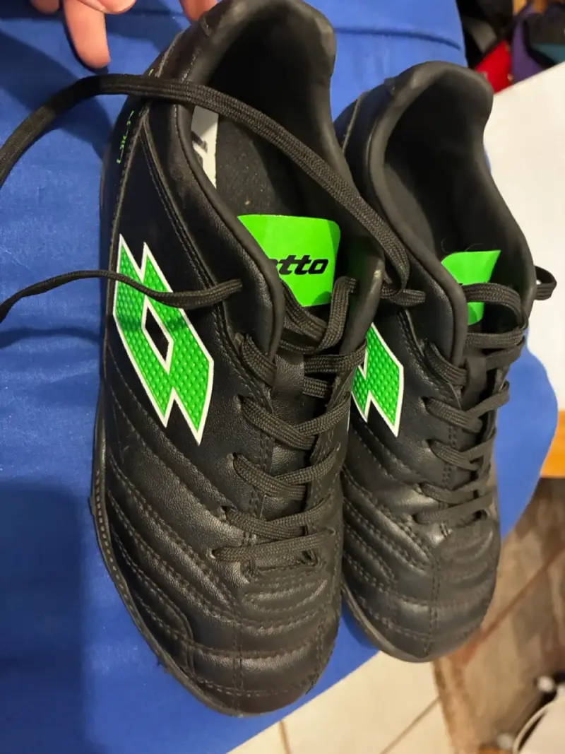 Zapatillas de babyfútbol Lotto negras y verdes - 1