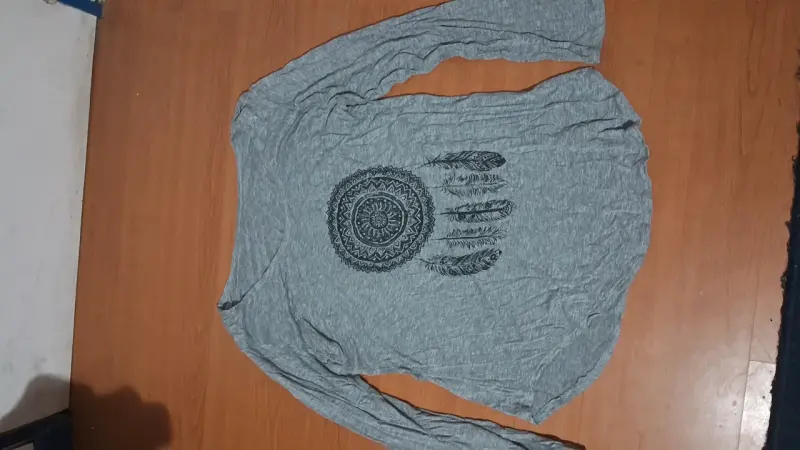 Polera gris con diseño de atrapasueños