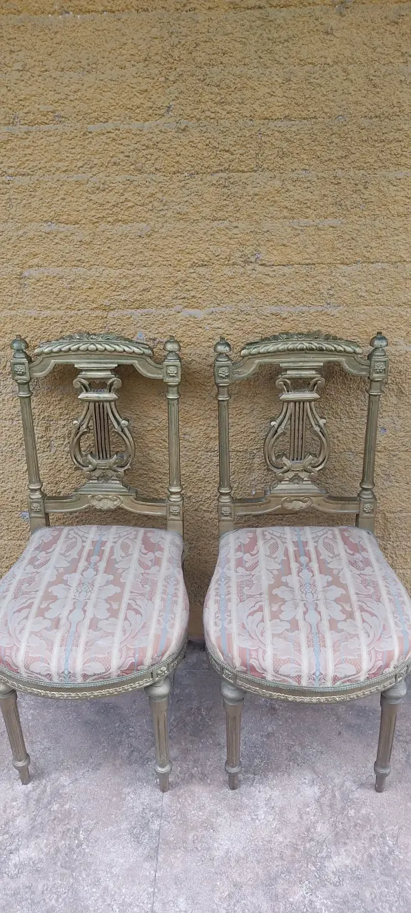 Sillas antiguas de madera tallada con tapiz floral - 1