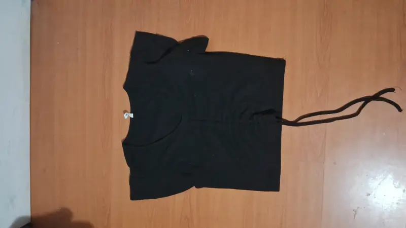 Blusa negra con lazo ajustable
