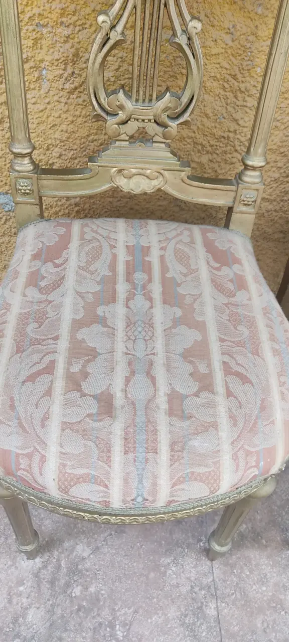 Silla antigua de madera tallada con tapiz floral