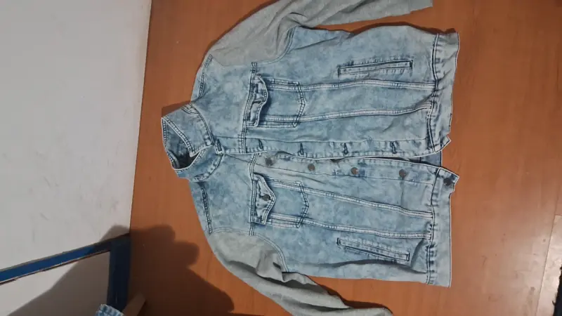 Chaqueta de mezclilla con mangas de tela gris