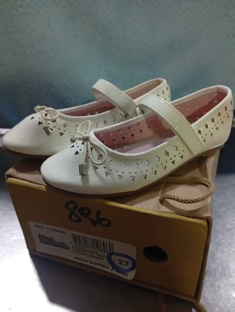 Zapatos de niña blancos con diseño calado