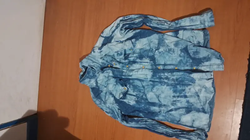 Camisa de mezclilla azul desteñida para hombre