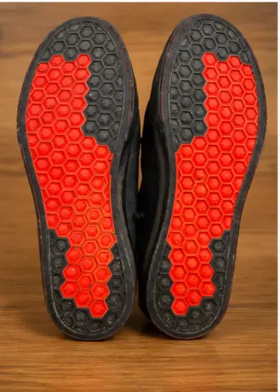 Zapatillas Adidas Sabalo negras con detalles rojos - 2