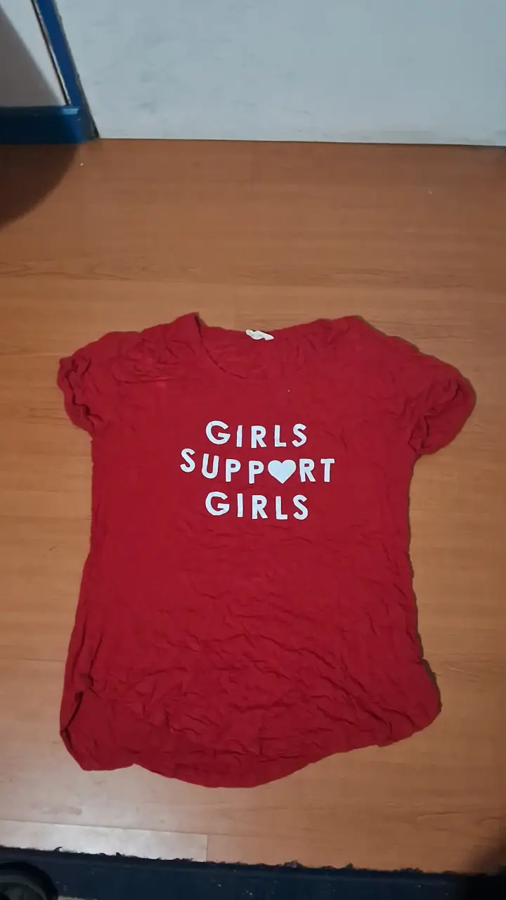 Polera roja con mensaje 'Girls Support Girls'