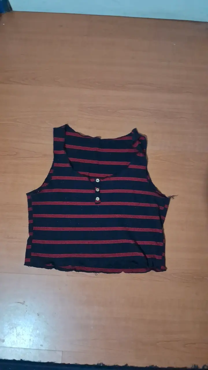 Polera sin mangas a rayas azul y roja