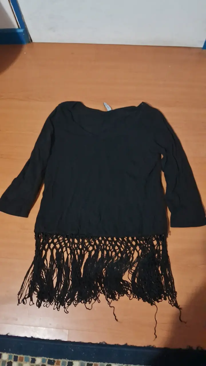 Blusa negra con flecos para mujer