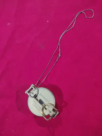 Brújula de orientación metálica con cadena - miniatura 1
