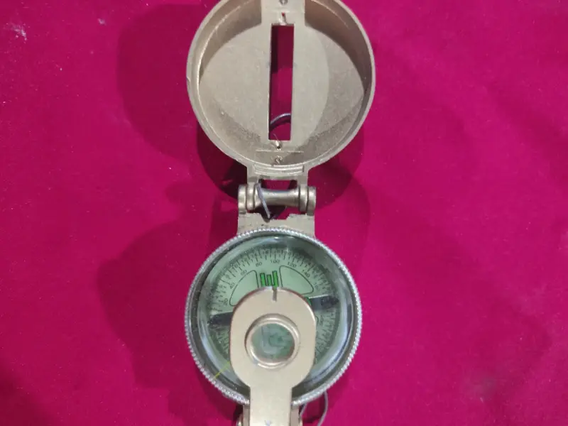 Brújula de orientación metálica con cadena - 2