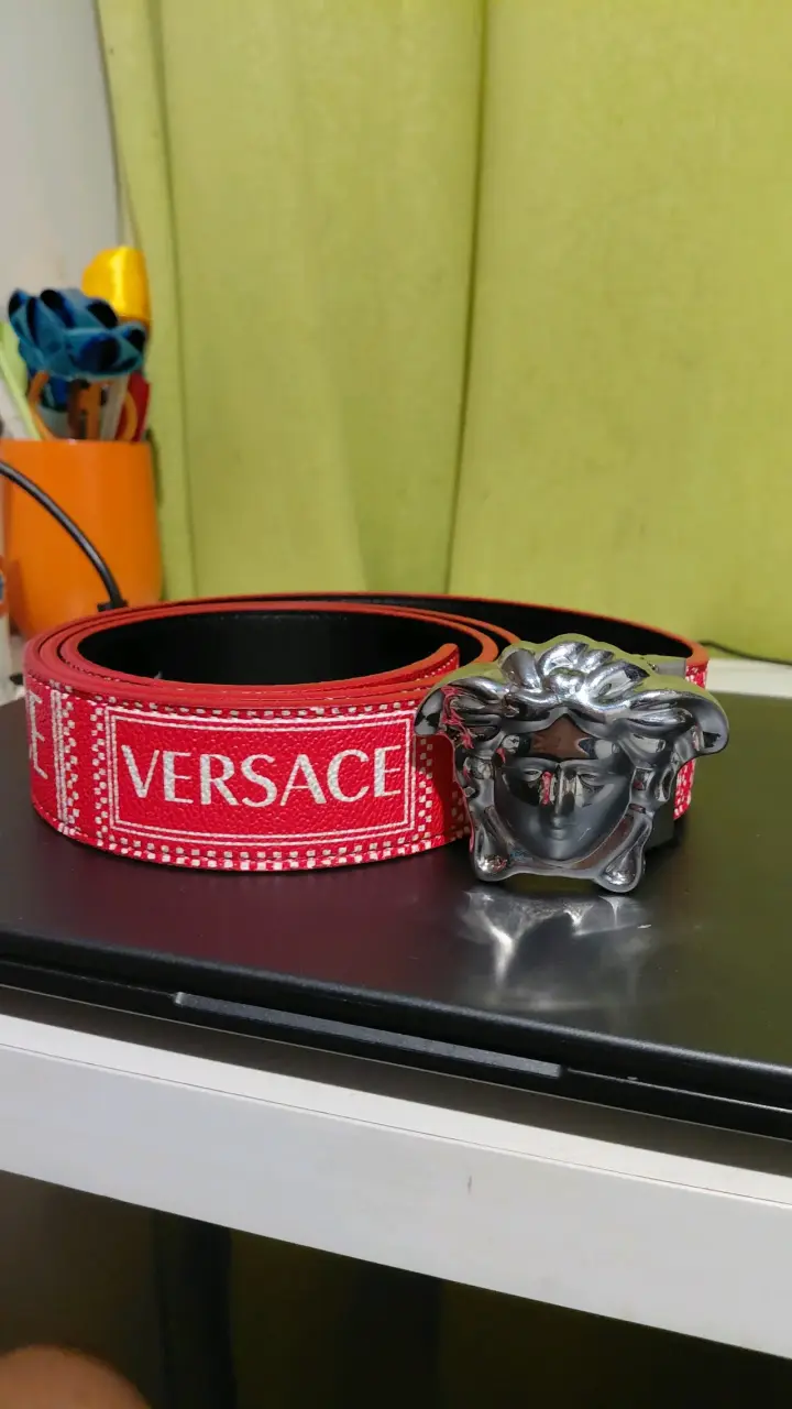 Cinturón Versace rojo con hebilla Medusa