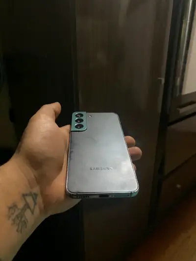 Samsung Galaxy S22 en buen estado con funda roja - miniatura 1