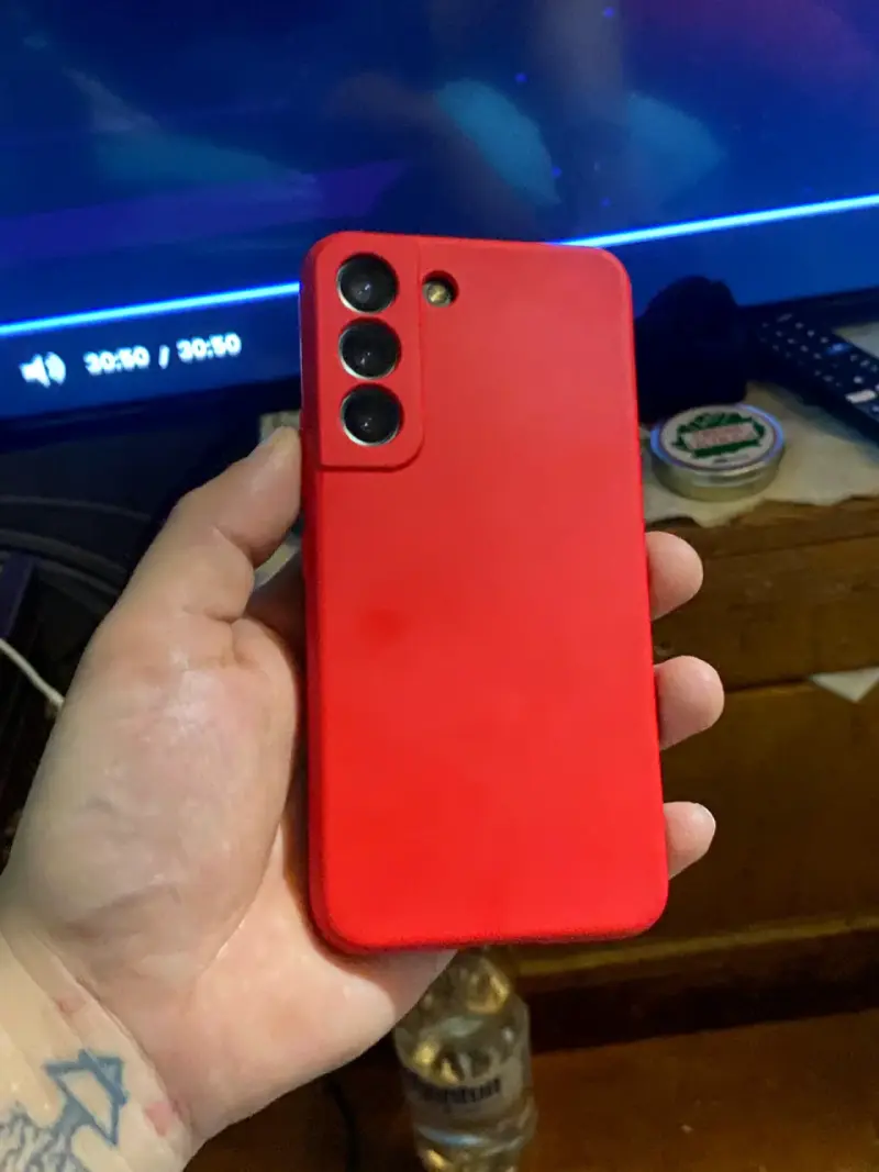 Samsung Galaxy S22 en buen estado con funda roja - 2