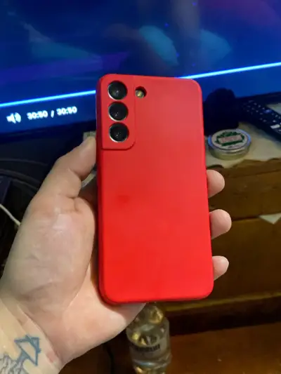 Samsung Galaxy S22 en buen estado con funda roja - miniatura 2