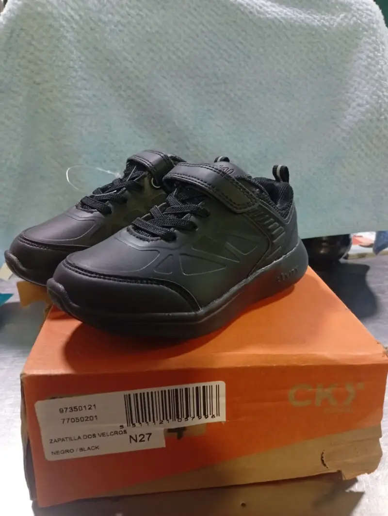 Zapatillas negras para niños CKY