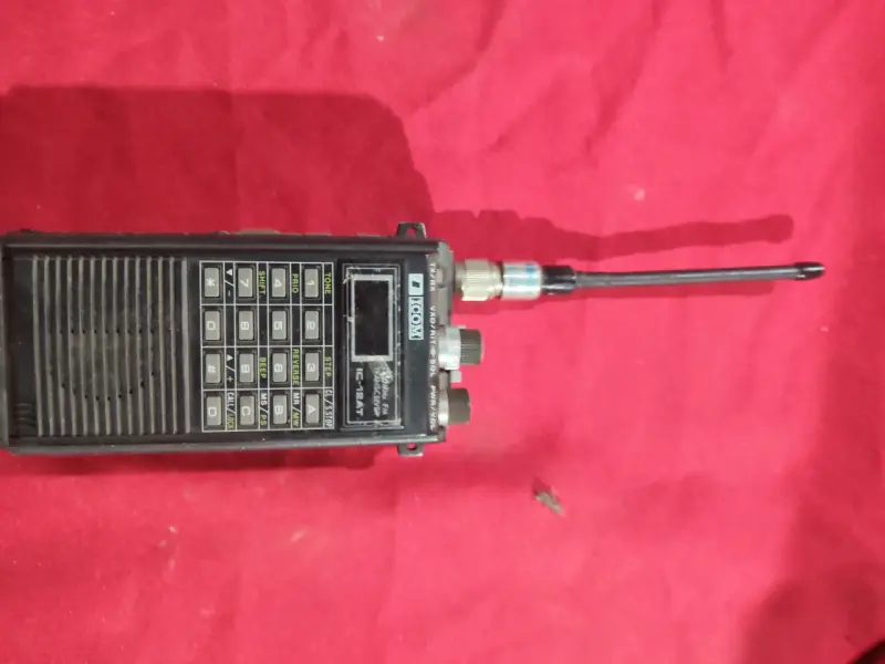 Radio portátil Kenwood IC-12AT con antena