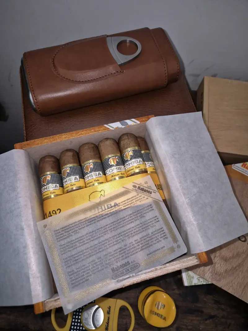 Caja de puros Cohiba con cortador y estuche