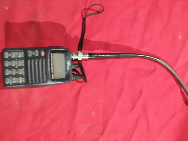 Radio portátil VHF con antena larga