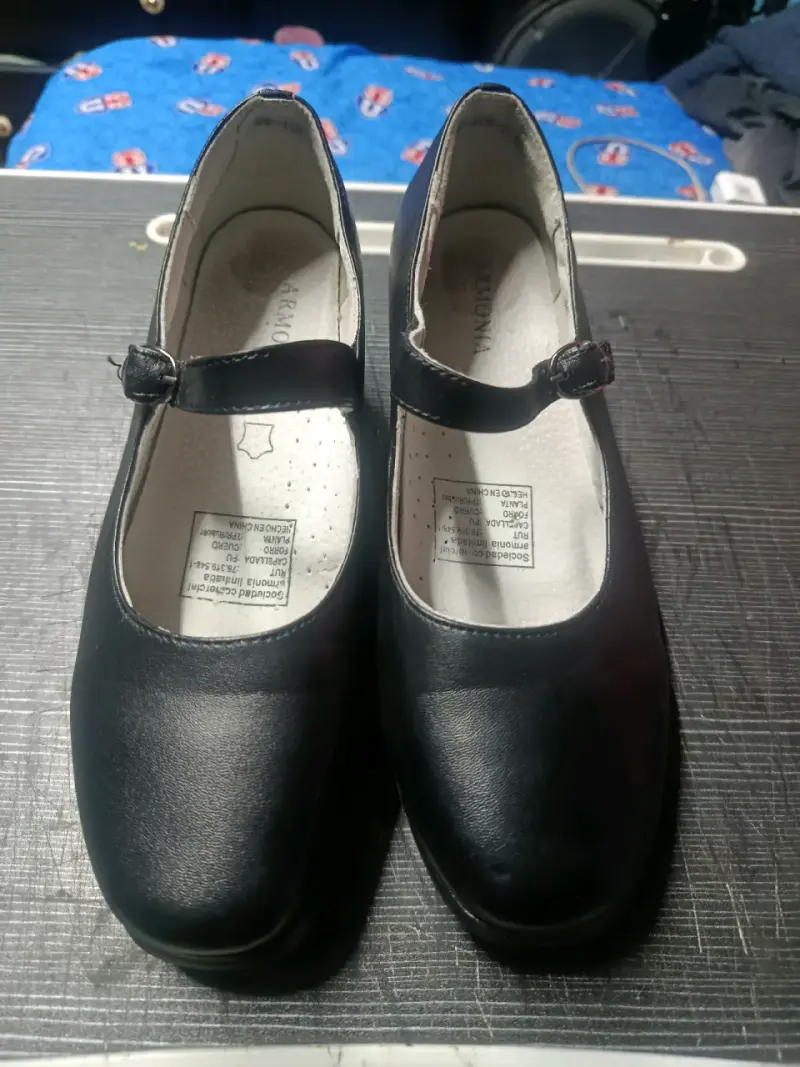 Zapatos de mujer negros con correa - 1