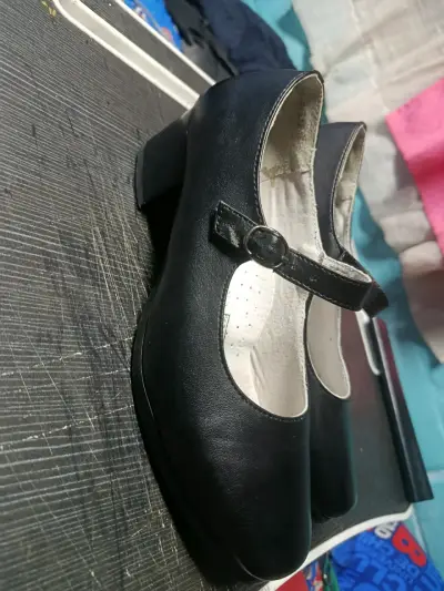 Zapatos de mujer negros con correa - miniatura 2
