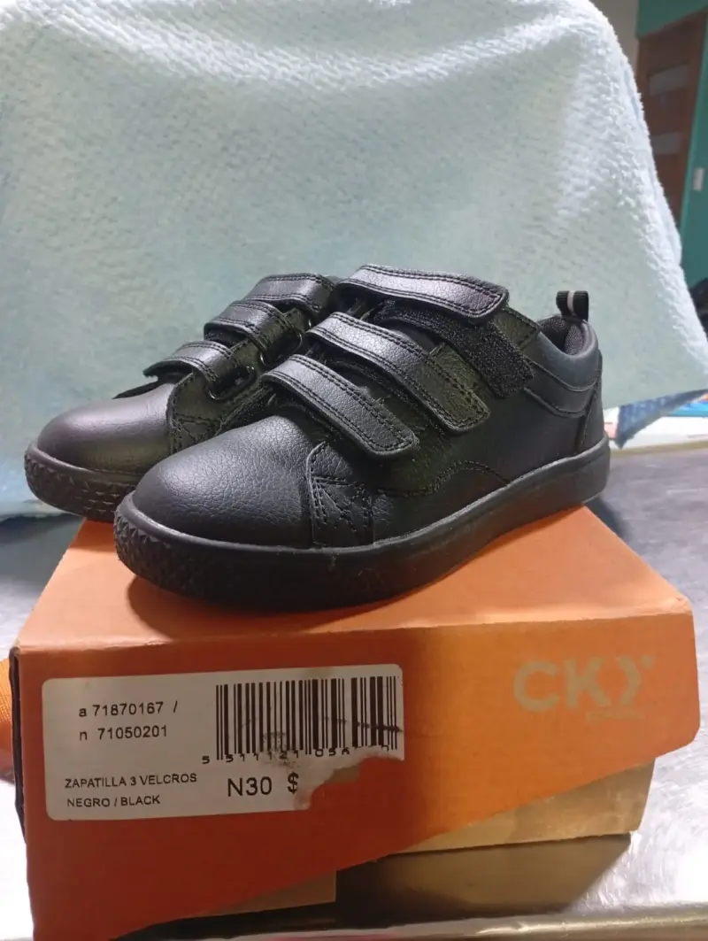Zapatillas negras con velcro para niños CKY