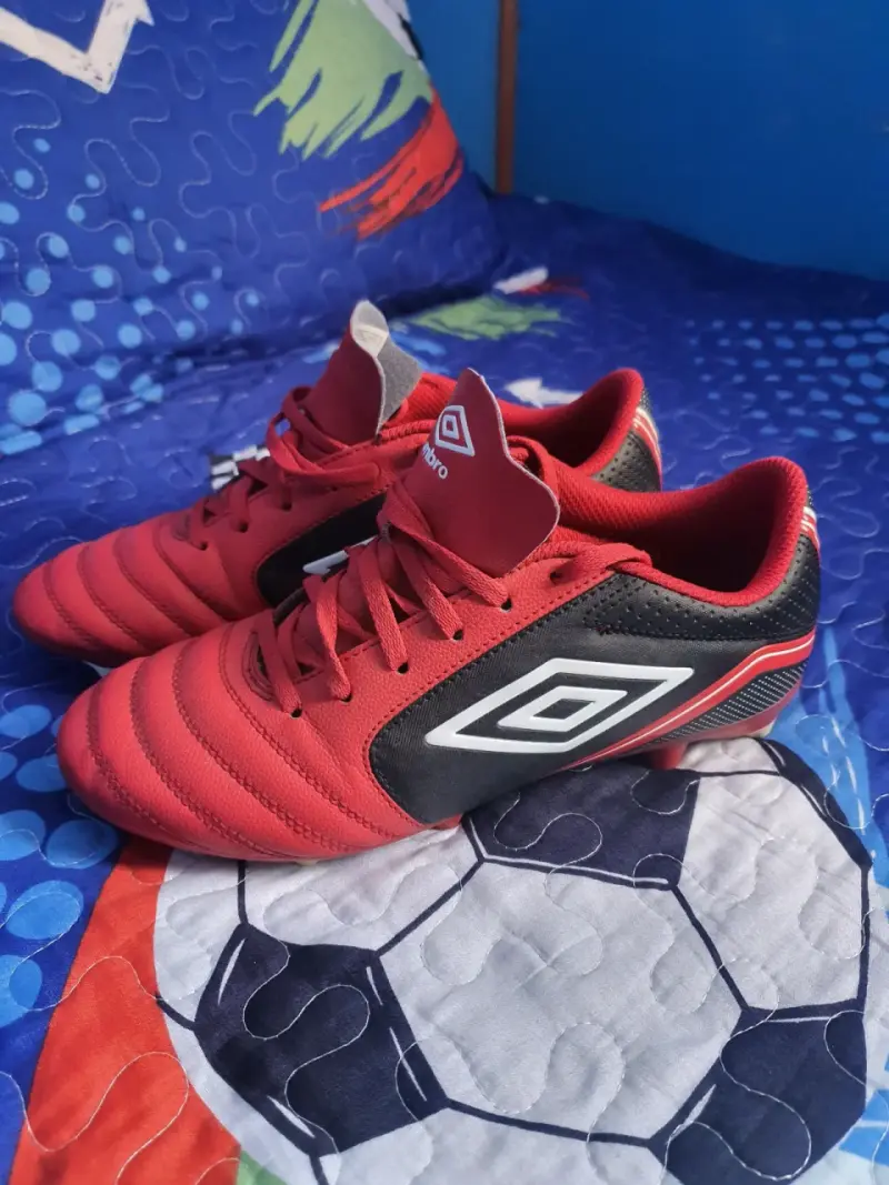 Zapatillas de fútbol Umbro rojas y negras - 1