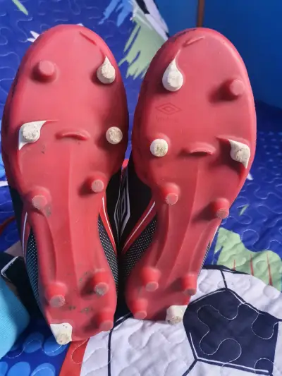 Zapatillas de fútbol Umbro rojas y negras - miniatura 2