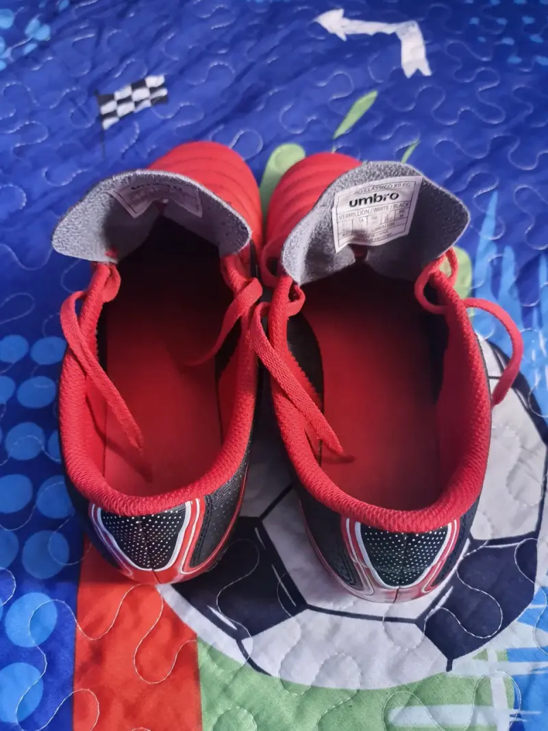 Zapatillas de fútbol Umbro rojas y negras - 3