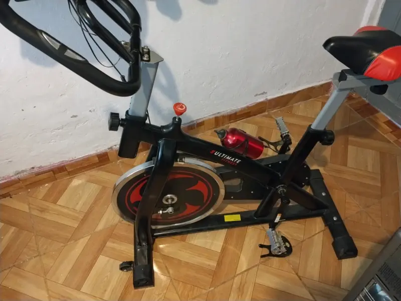Bicicleta estática Ultimate Fitness con monitor - 1