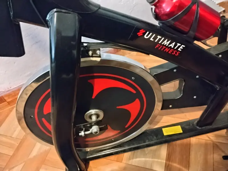 Bicicleta estática Ultimate Fitness con monitor - 3