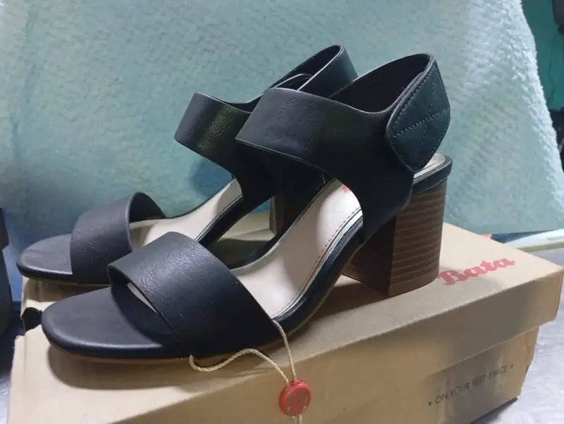 Sandalias de tacón negras Bata