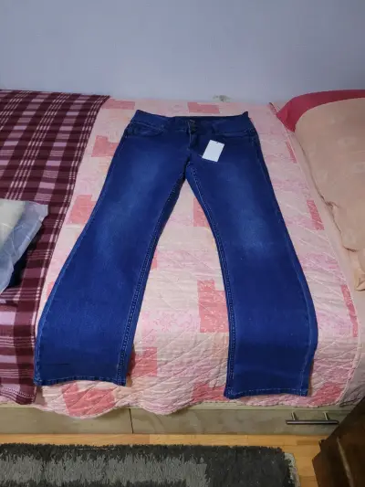 Jeans azul oscuro para mujer con etiqueta - miniatura 1