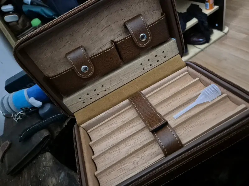 Estuche de Cuero para Puros con Humidificador - 2