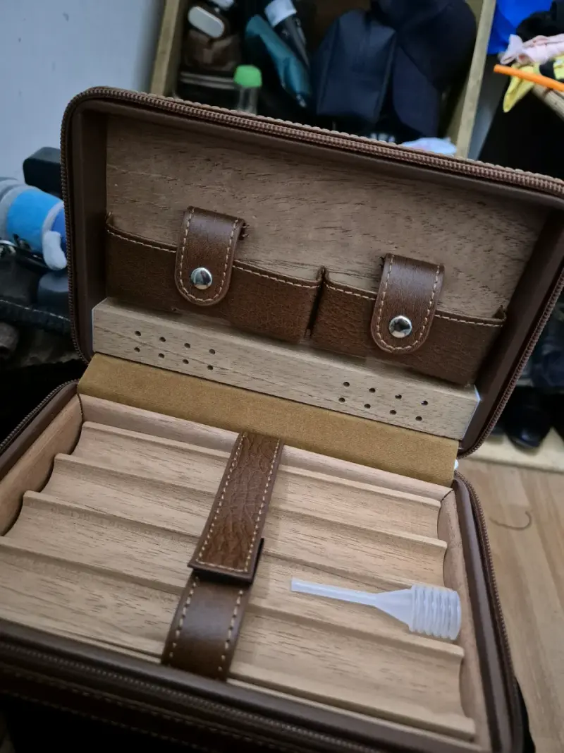 Estuche de Cuero para Puros con Humidificador - 3