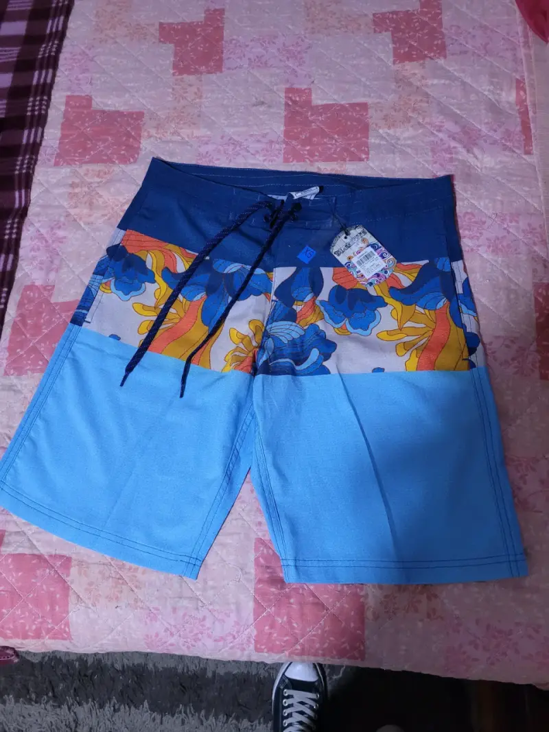 Shorts de baño azul con estampado floral - 1