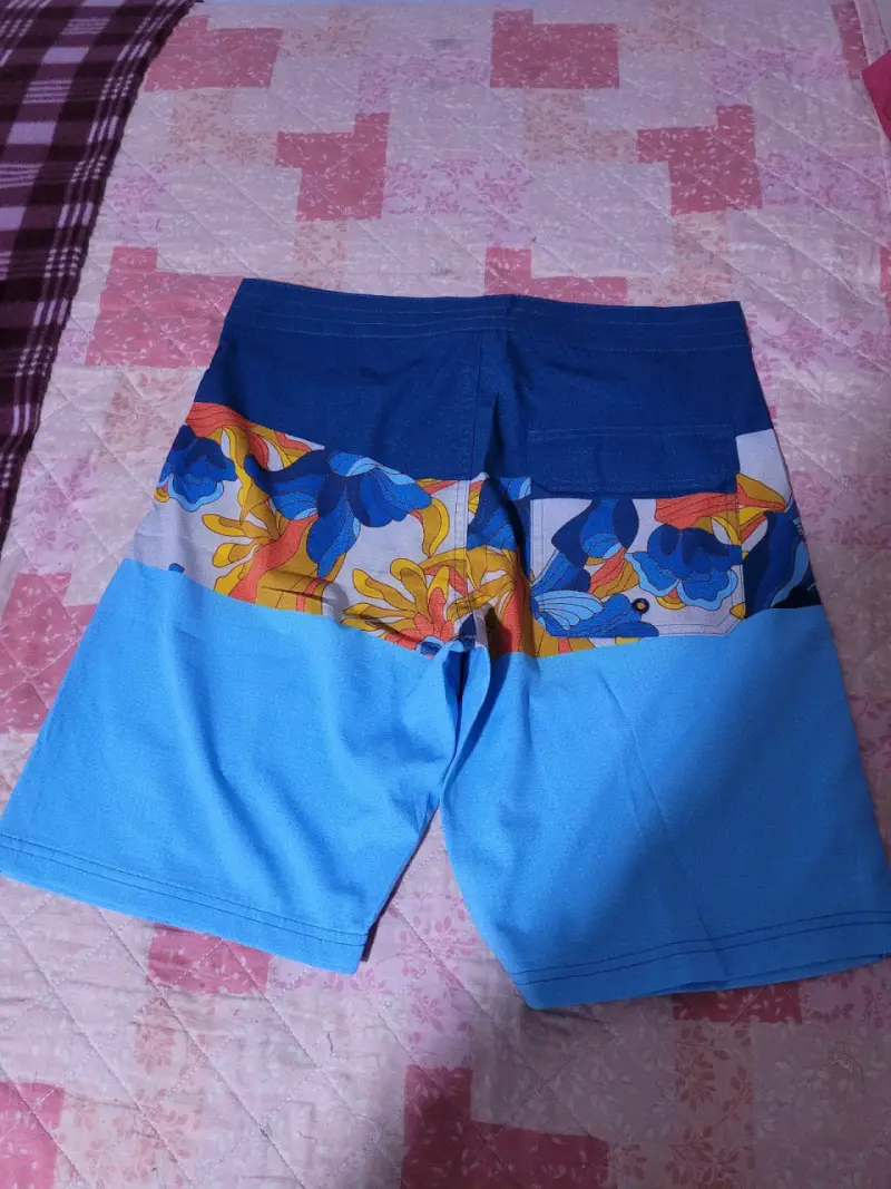 Shorts de baño azul con estampado floral - 2