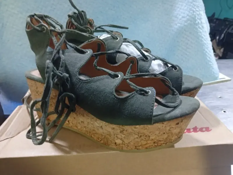 Sandalias de plataforma verdes con cordones